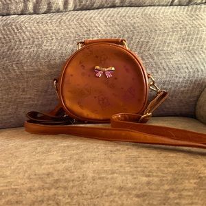 Brown crossbody handbag featuring cute cartoon bears!
